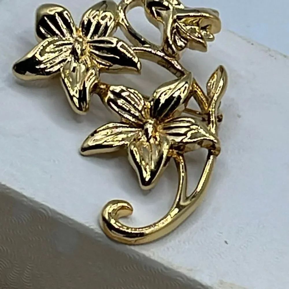 Vintage Avon “Seasonal Bouquets” brooch gold tone.